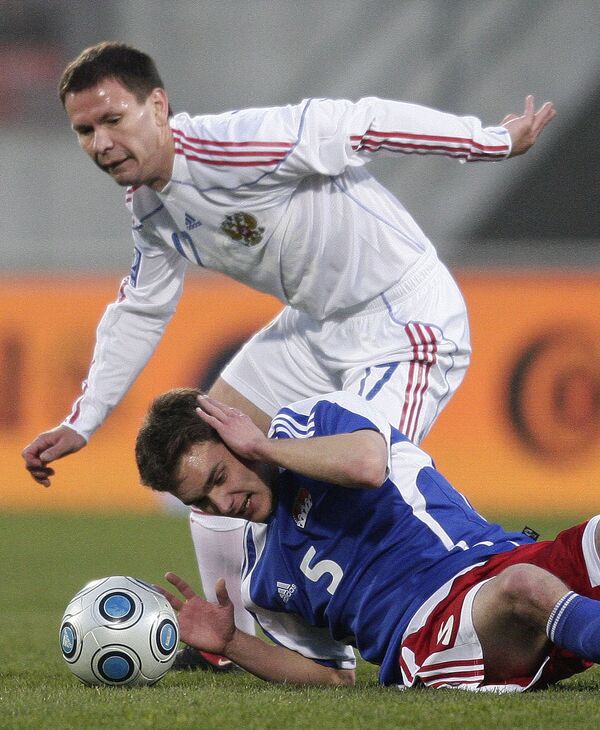 Константин Зырянов (в белой форме) в матче против Лихтенштейна