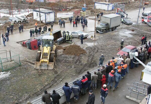 Четыре припаркованных автомобиля провалились в яму, образовавшуюся на автодороге в московском районе Бутово