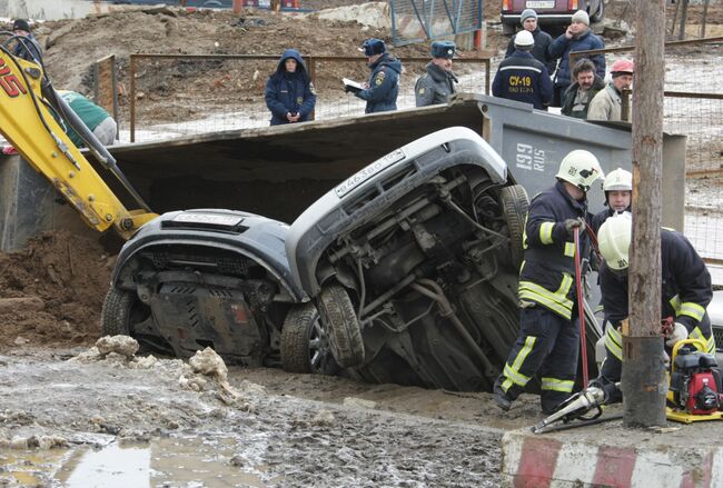 Четыре припаркованных автомобиля провалились в яму, образовавшуюся на автодороге в московском районе Бутово