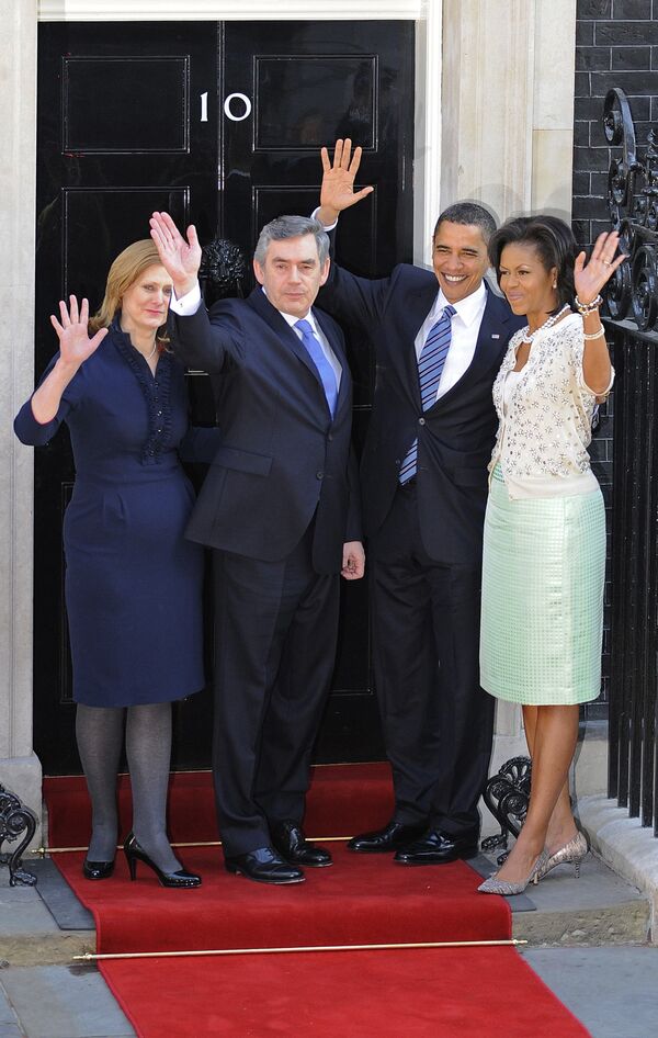 Премьер-министр Великобритании Гордон Браун с супругой Сарой и президент США Барак Обама с супругой Мишель 