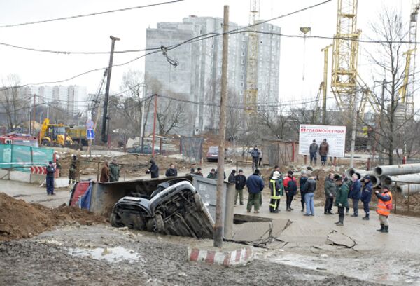 Четыре припаркованных автомобиля провалились в яму, образовавшуюся на автодороге в московском районе Бутово