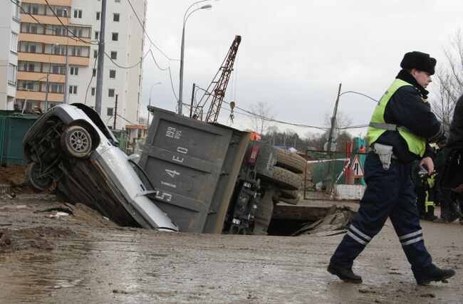 Четыре припаркованных автомобиля провалились в яму, образовавшуюся на автодороге в московском районе Бутово