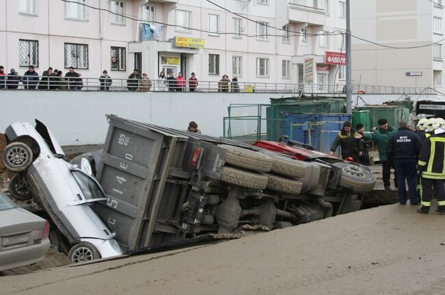 Четыре припаркованных автомобиля провалились в яму, образовавшуюся на автодороге в московском районе Бутово