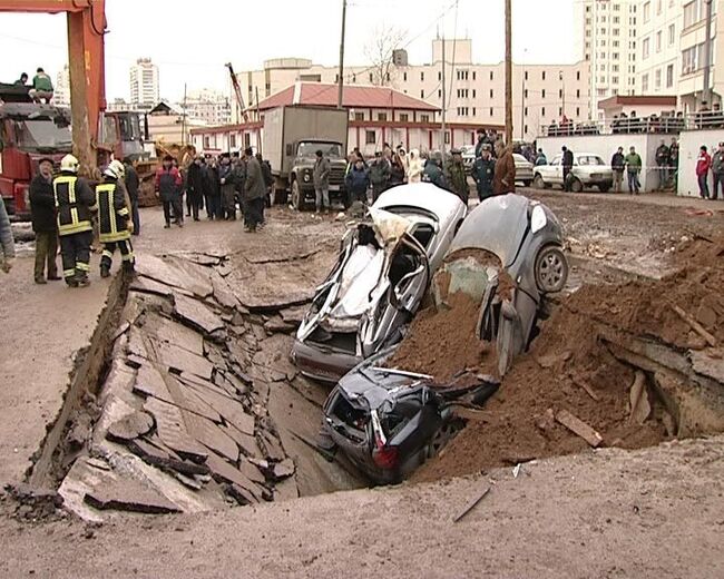 Четыре автомобиля ушли под асфальт в Бутово