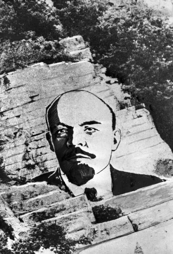 Портрет Ленина на скале горы Машук