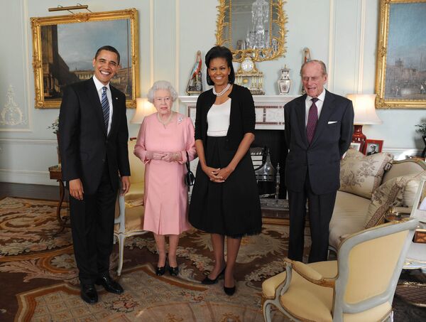 Королева Елизавета II с супругом герцогом Эдинбургским и президент США Барак Обама с супругой Мишель
