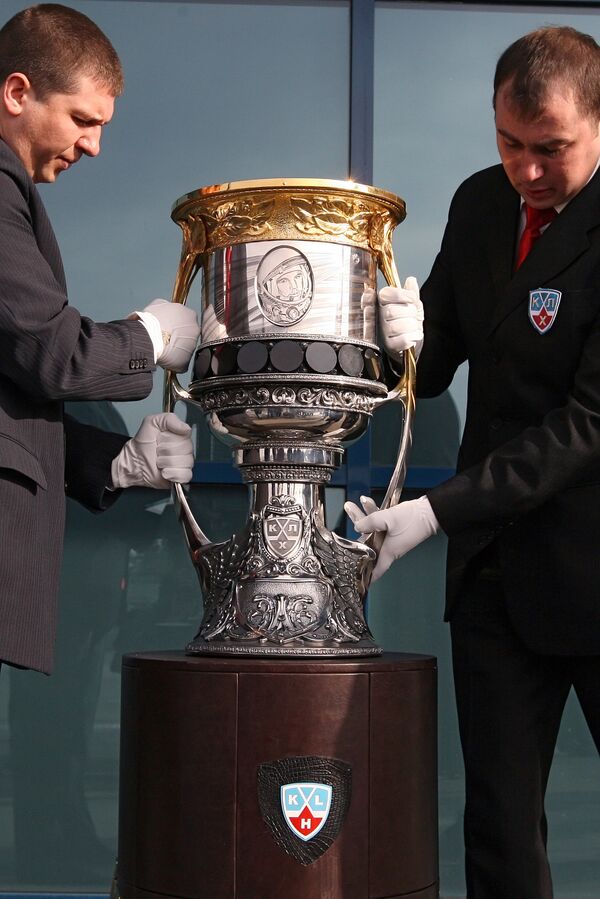Кубок Гагарина прибыл в Казань, где 2 апреля стартует финальная серия игр КХЛ