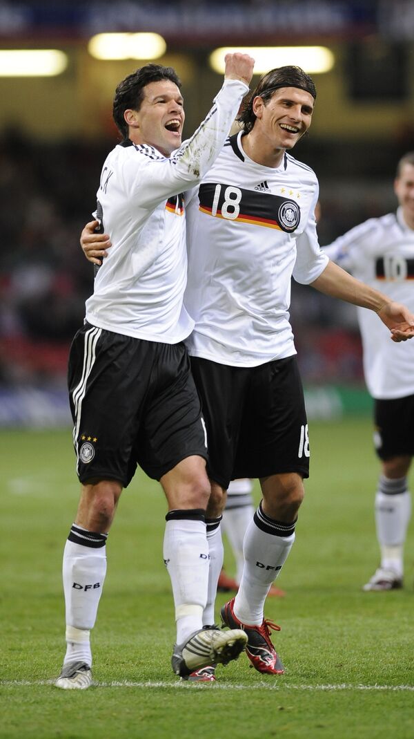 Игроки сборной Германии Михаэль Баллак (слева) и Марио Гомес