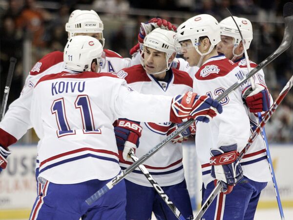 Хоккеисты Монреаля празднуют гол Матье Шнайдера (в центре) в ворота Айлендерс в матче НХЛ