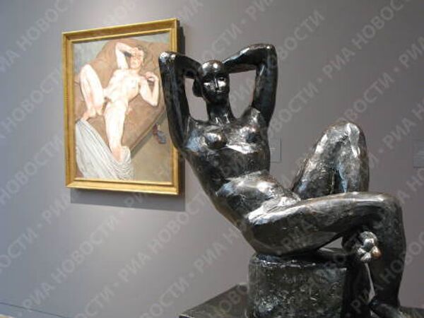 Скульптура Генри Матисса, на заднем плане - холст Портрет Розы Люсьена 