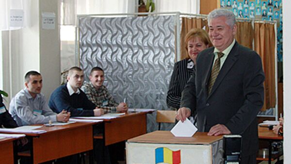 Президент Молдавии Владимир Воронин на одном из избирательных участков Кишинева
