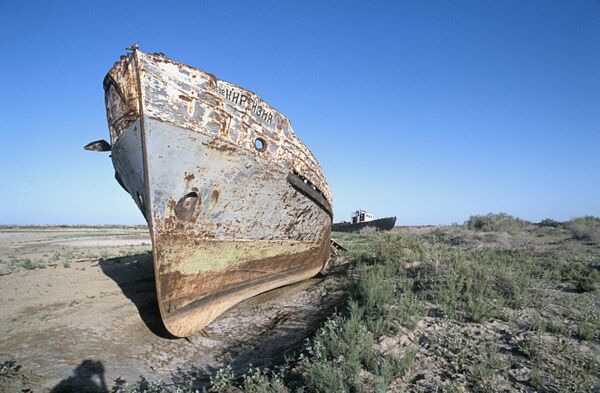 Остатки корабля на месте высохшего Аральского моря Остатки корабля на месте высохшего Аральского моря