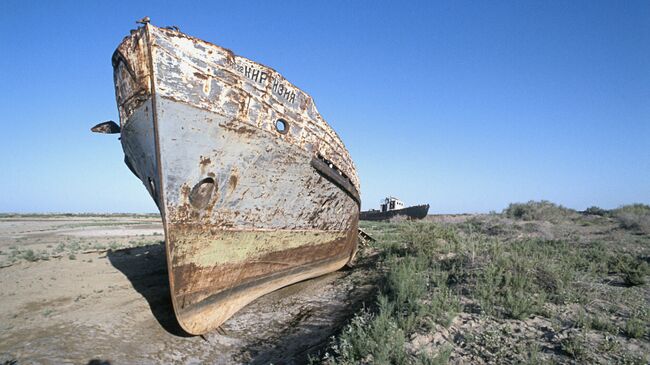 Остатки корабля на месте высохшего Аральского моря. Архивное фото