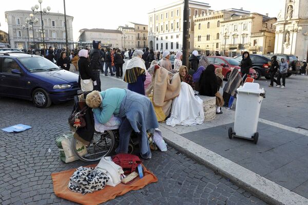 Число жертв землетрясения превысило в Италии 100 человек - спасатели