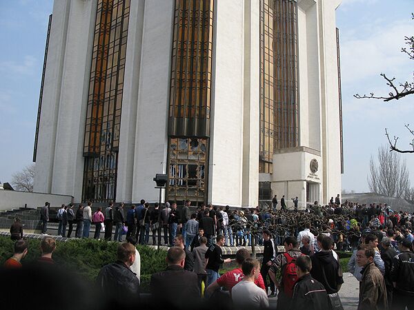Оппозиционная толпа устраивает беспорядки в центре Кишинева 
