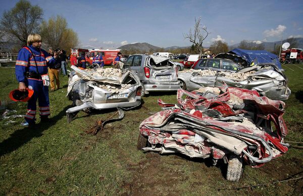 Автомобили, пострадавшие в результате землетрясения в Италии