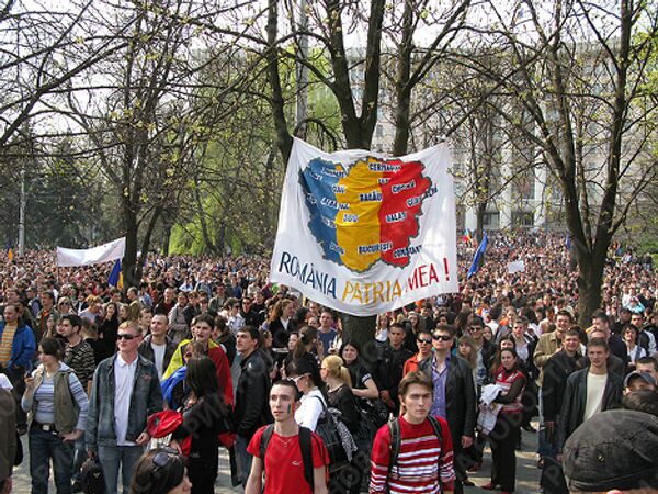 Оппозиционная толпа устраивает беспорядки в центре Кишинева 