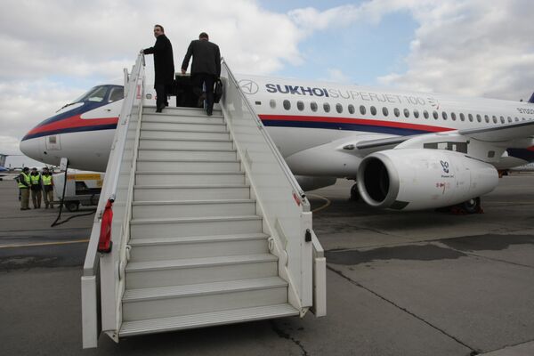 Опытный экземпляр самолета Сухой Суперджет-100 в аэропорту Внуково-3