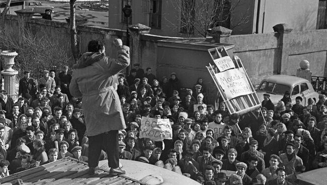 Импровизированный митинг в день полета Юрия Гагарина в космос