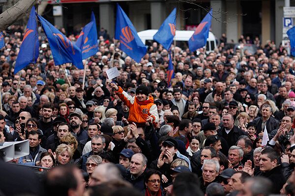 Многотысячный митинг за отставку Саакашвили скандирует Уходи