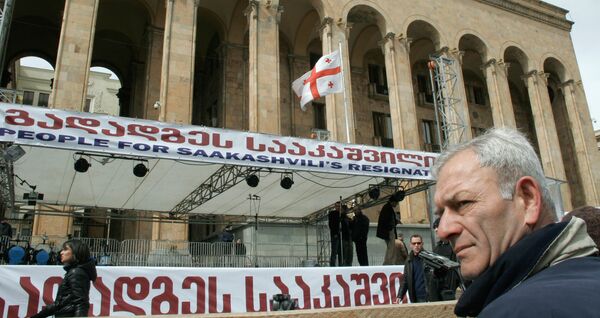 На площади перед парламентом Грузии в Тбилиси. Архив