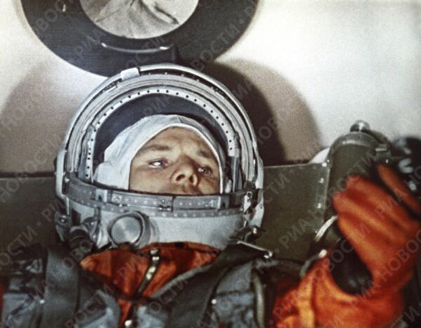 Космонавт Ю.Гагарин в кабине корабля Восток