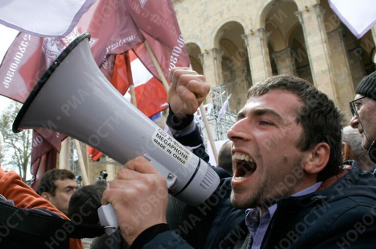 Участники митинга оппозиции в Тбилиси