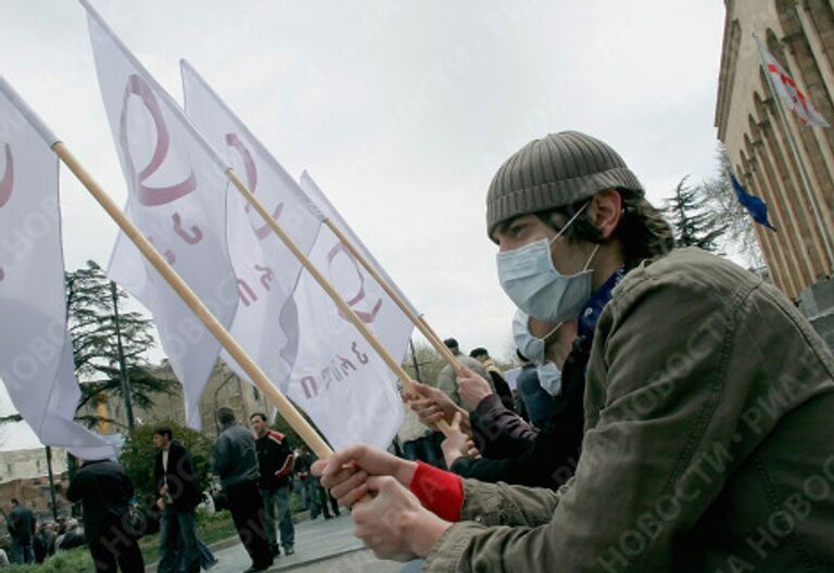 Участники митинга оппозиции в Тбилиси