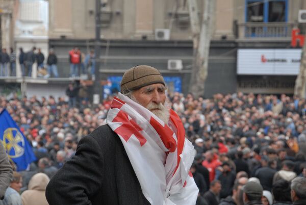 Участник митинга оппозиции в Тбилиси