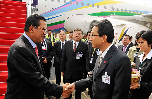 Премьер министр Камбоджи и министр культуры Тайланда на открытии саммита АСЕАН