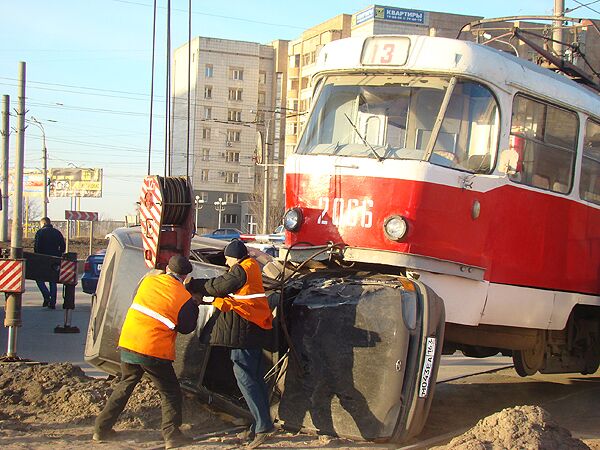 Трамвай в Самаре опрокинул легковушку и сошел с рельсов