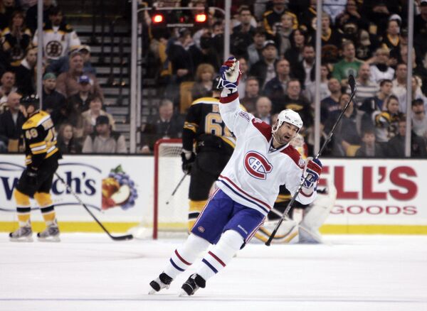 Защитник Монреаля Матье Шнайдер празднует гол в ворота Бостона в матче НХЛ