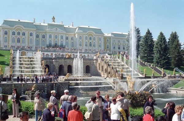 Туристы в Петродворце