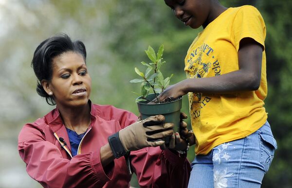 Первая леди США Мишель Обама посадила первые овощи в огороде под окнами Белого дома