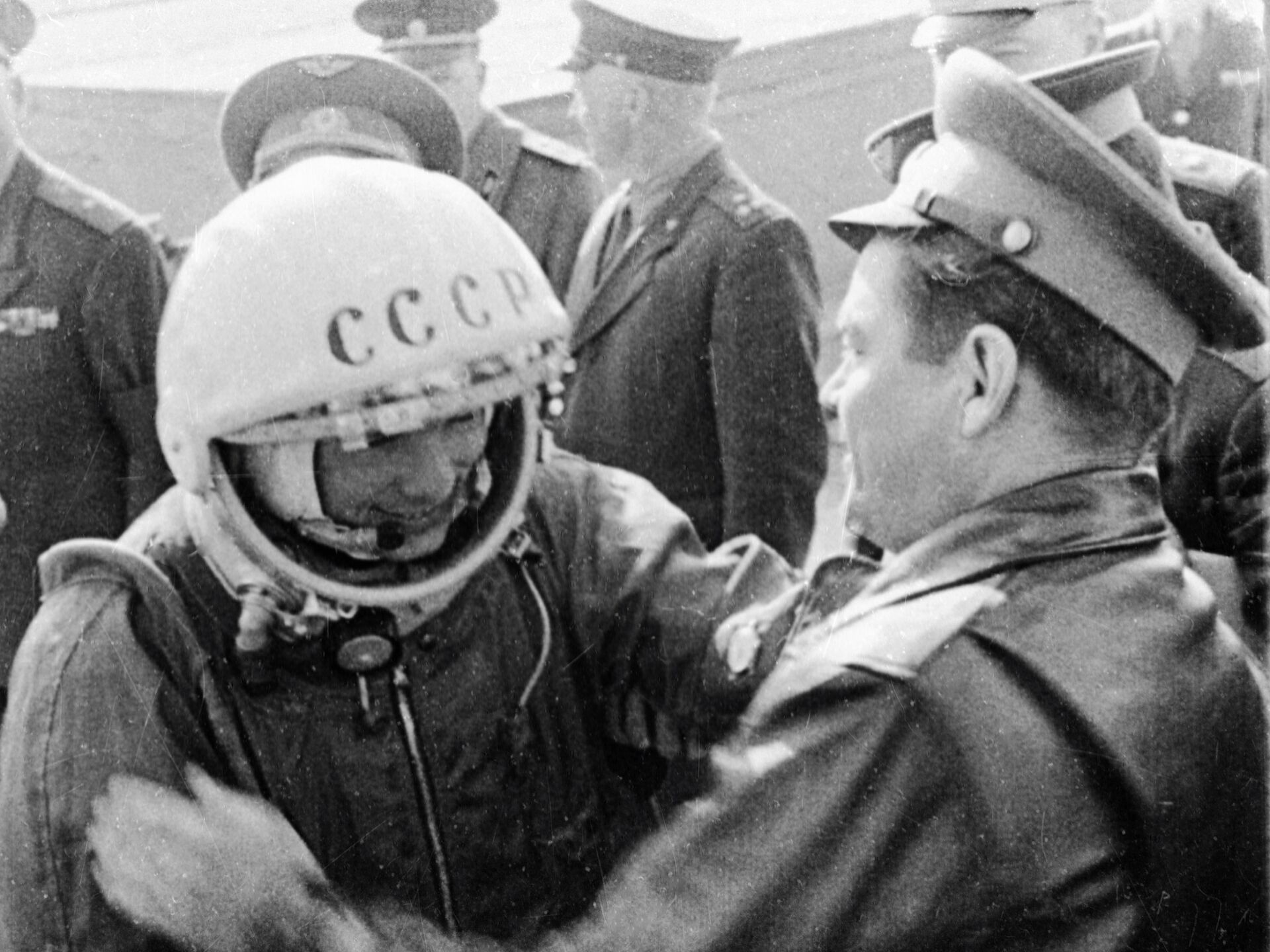 Какую награду получил гагарин сразу после приземления. Гагарин первый полет в космос. Гагарин 12 апреля 1961.