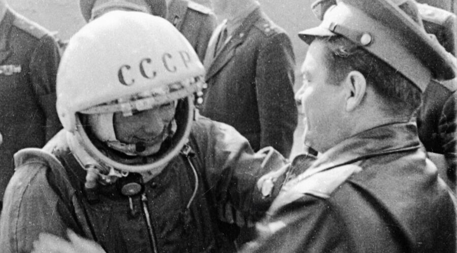 Юрий Гагарин перед полетом в космос