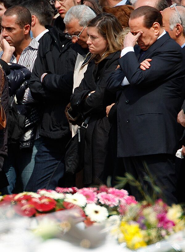 Сильвио Берлускони во время похорон погибших при землетрясении людей