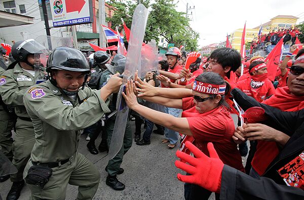 Толпа протестующих прорвалась в здание МВД Таиланда