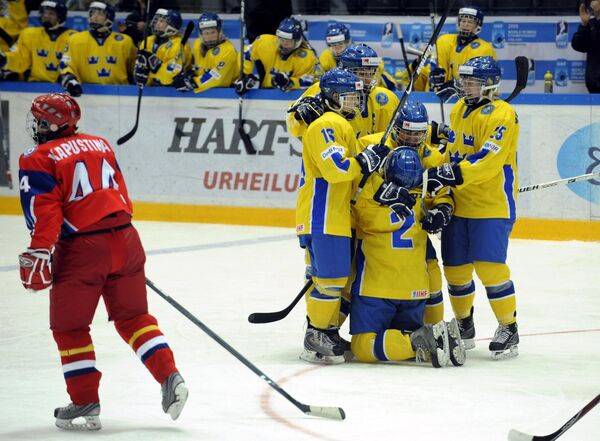 Женская сборная Швеции по хоккею празднует победу над россиянками