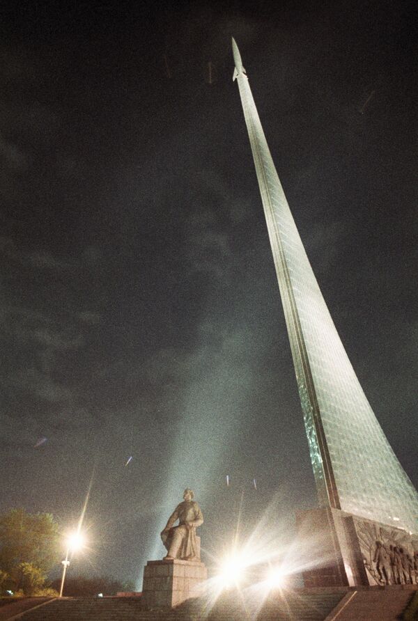 Памятник Константину Циолковскому у обелиска Покорителям космоса