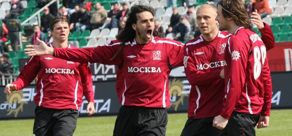 Игроки Москвы Эктор Бракамонте, Звонимир Вукич и Эдгарас Чеснаускис (на первом плане слева направо)