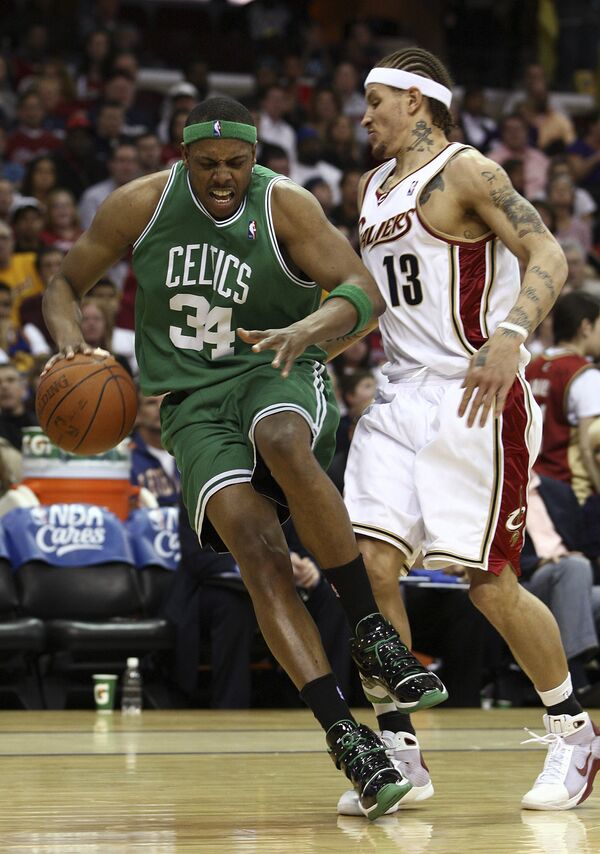 Форвард Бостона Пол Пирс (в зеленом) против защитника Кливленда Делонте Уэста в матче НБА