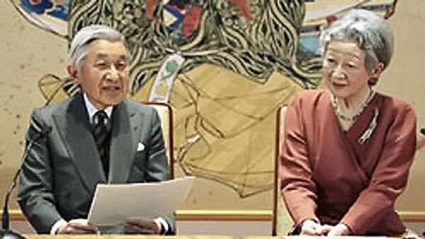 В минувшую пятницу императорскую резиденцию в Токио посетили более полутора тысяч специально отобранных японцев, написавших поздравления императорской чете с юбилеем.