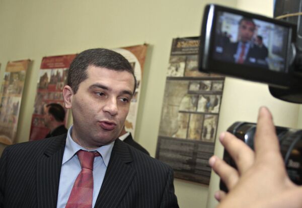 Председатель парламента Грузии Давид Бакрадзе заявил, что в течение дня ждет непарламентскую оппозицию для диалога.
