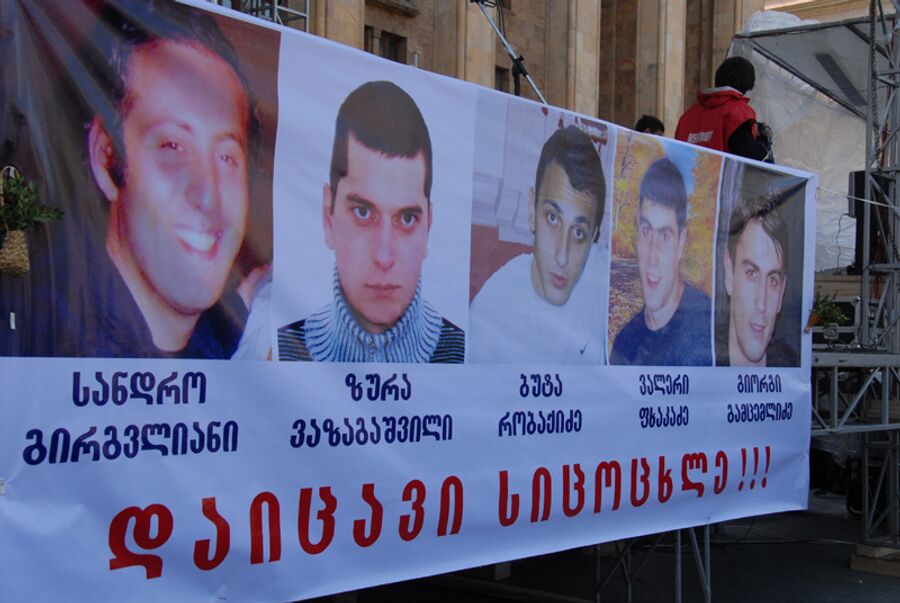 Перед парламентом Грузии выставлены фото убитых молодых людей, в гибели которых оппозиция обвиняет «зондербригады» Михаила Саакашвили
