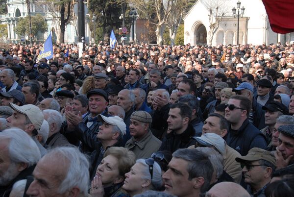 С 9 апреля 14 оппозиционных партий проводят в Тбилиси акции с требованием отставки Михаила Саакашвили