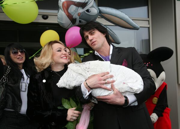 Певица Катя Лель с новорожденной дочерью выписалась из роддома