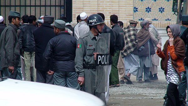 В Кабуле столкнулись две демонстрации - противников и сторонников нового закона Об устройстве в шиитских семьях