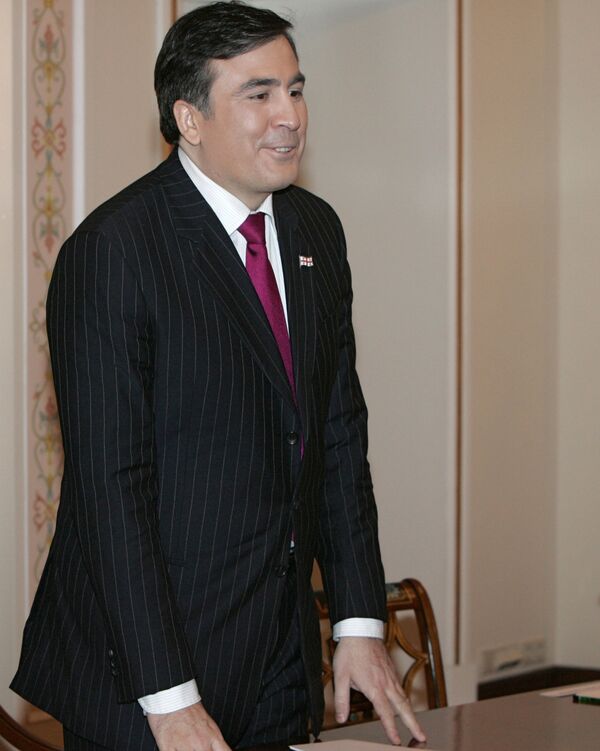 Саакашвили предложил оппозиции участвовать в работе Совбеза