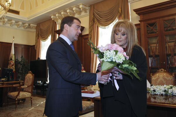 Президент РФ Дмитрий Медведев поздравил певицу Аллу Пугачеву с днем рождения